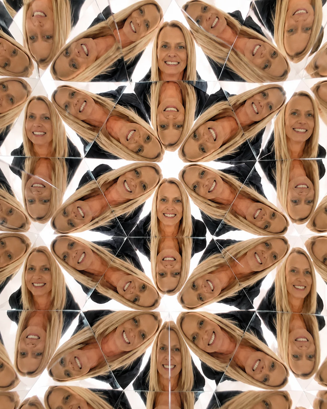Nathalie reflétée dans une installation de miroirs aux multiples facettes